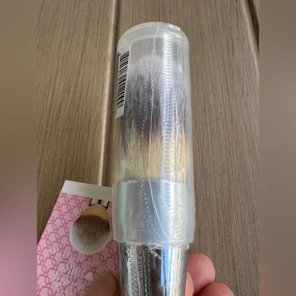 New- IT Brush for ULTA - Complexion powder brush
